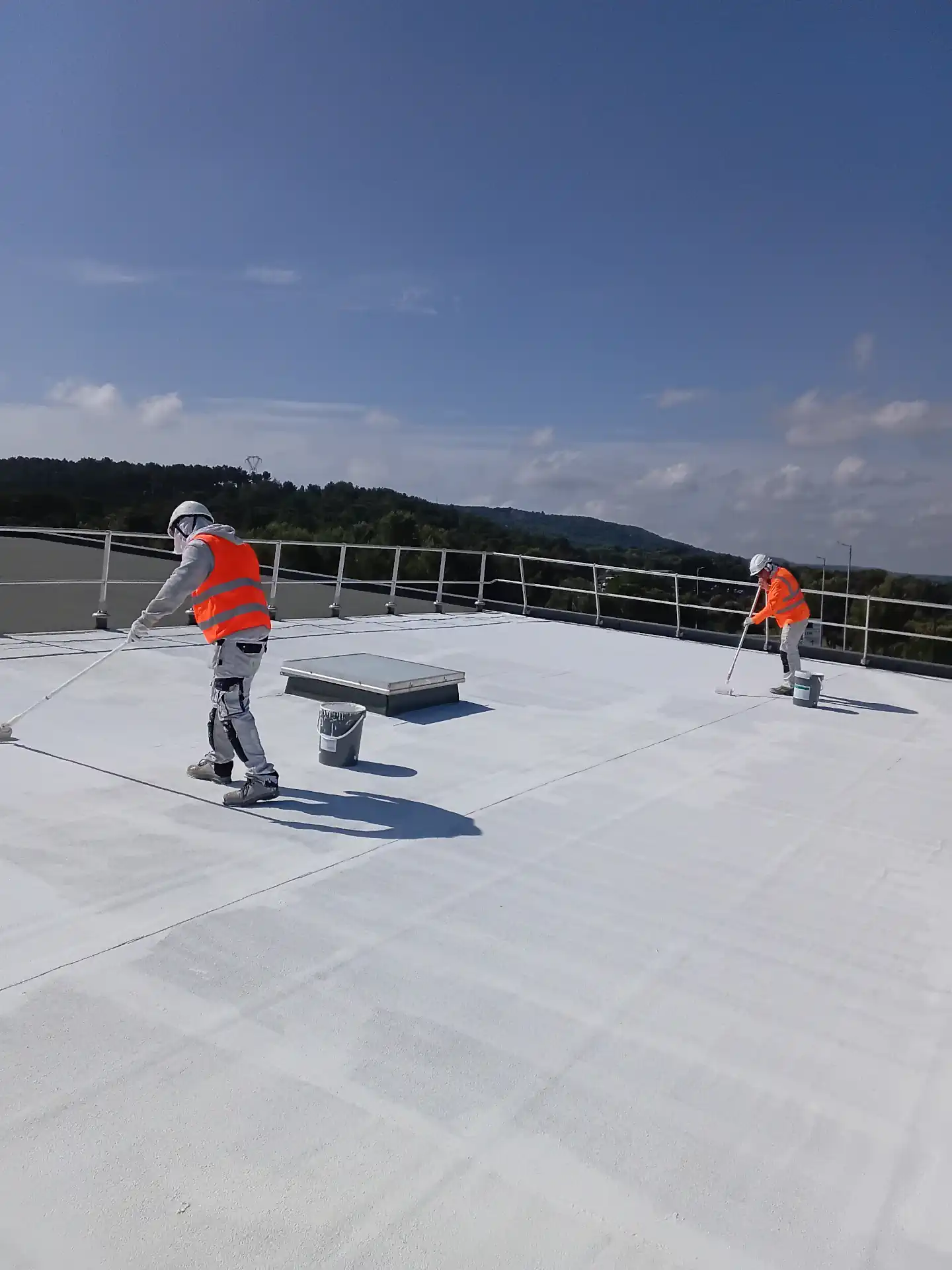 Application d'un revêtement réflectif "CoolRoof" sur une toiture