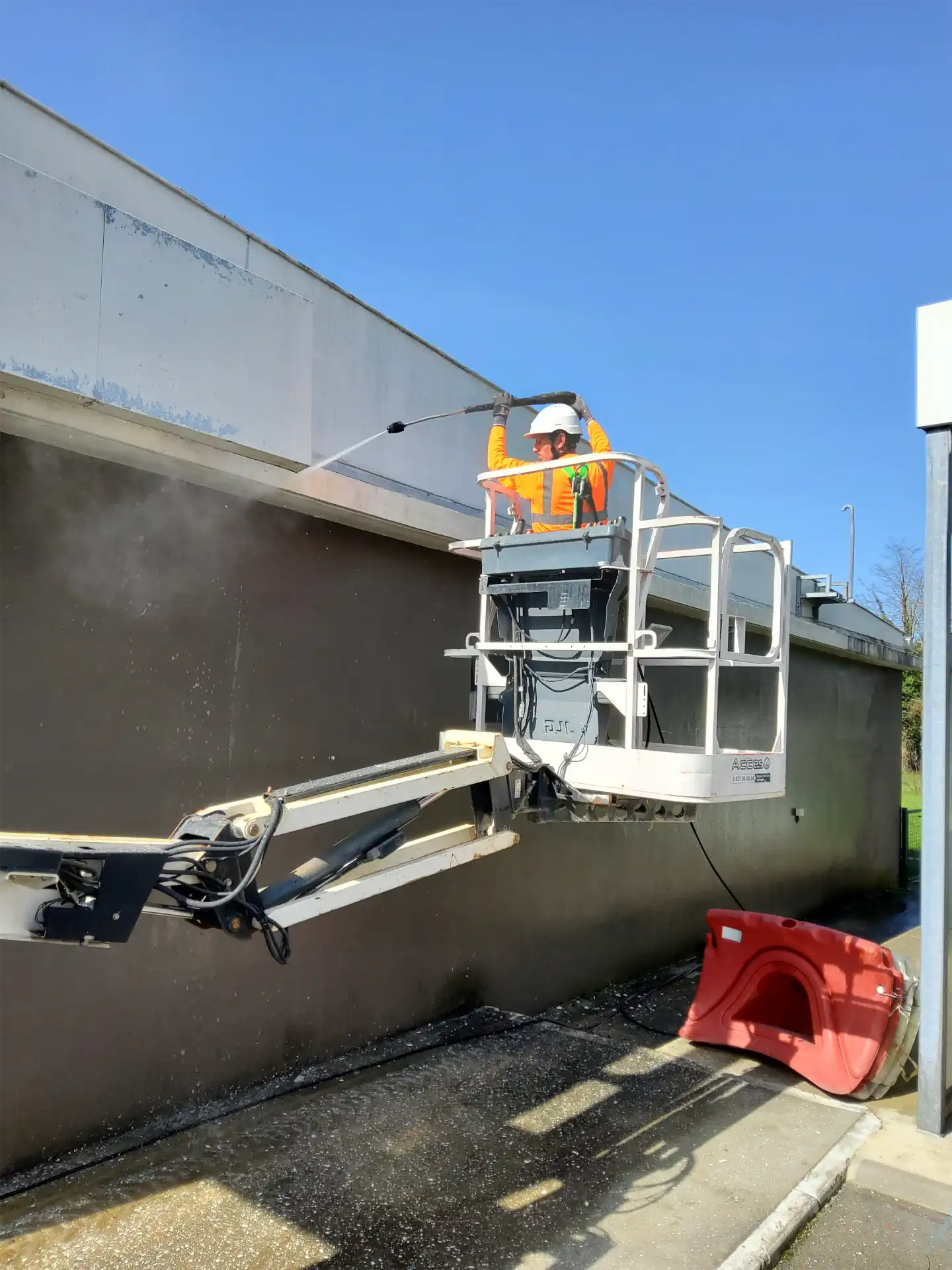 Travaux de peinture sur une façade de bâtiment commercial