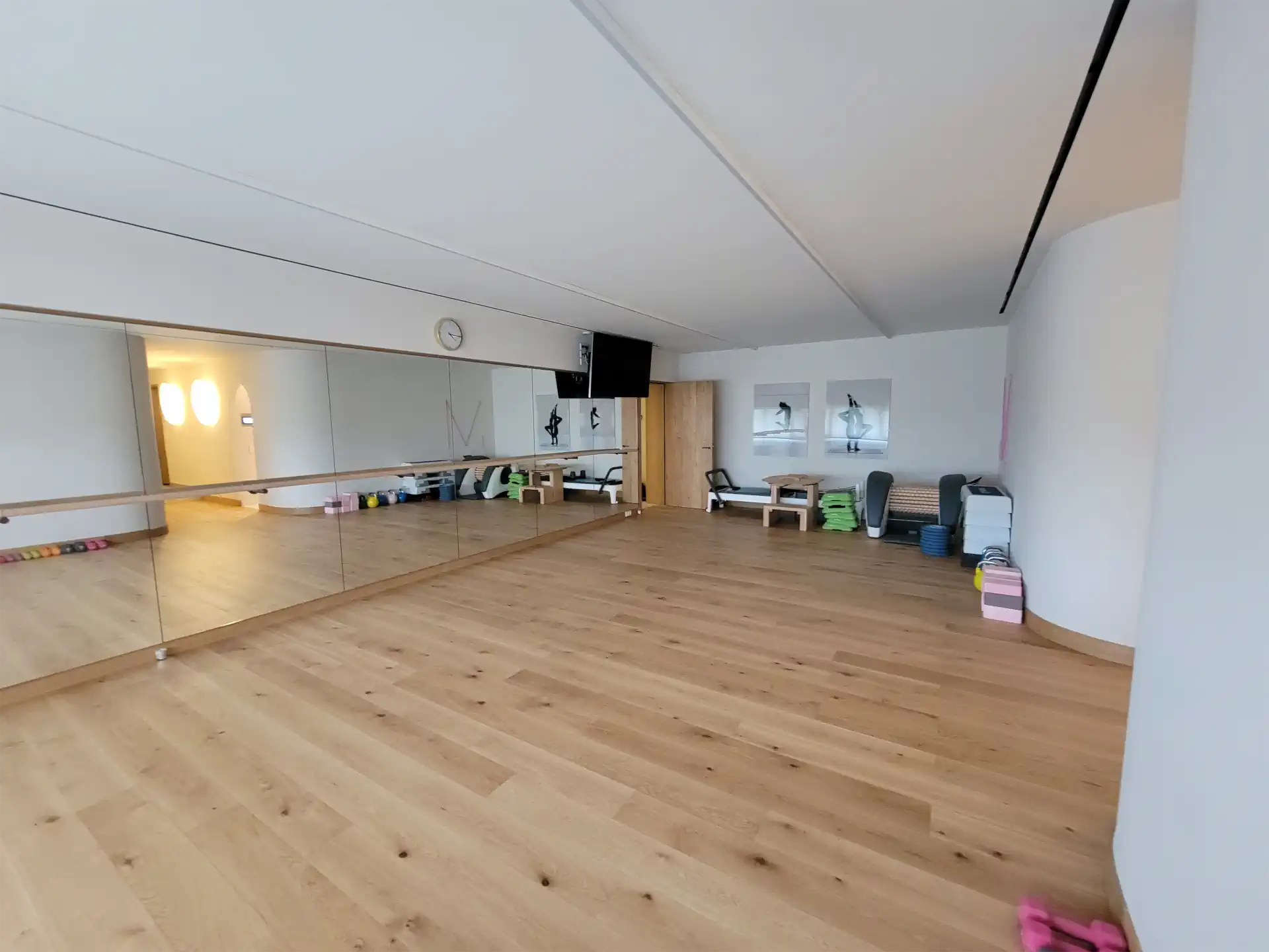 Peinture intérieure dans un studio de danse